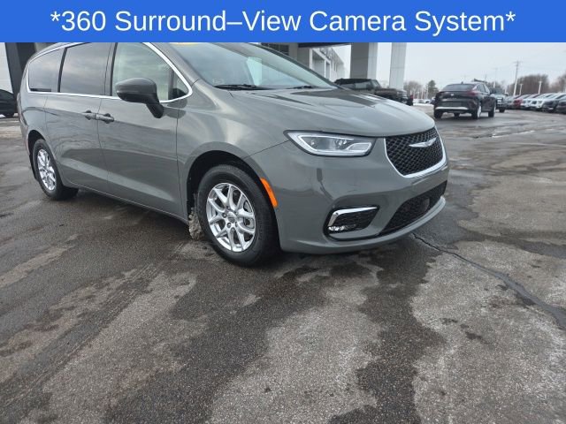 Used 2023 Chrysler Pacifica Touring-L image 2