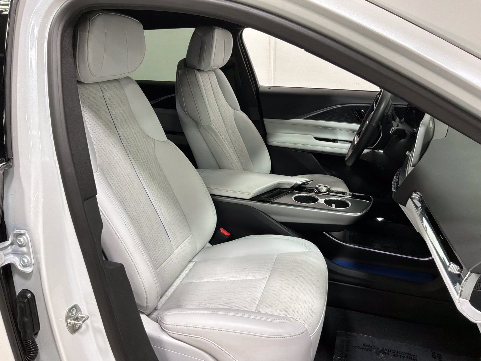 Used 2024 Cadillac Lyriq Sport AWD/4WD image 9