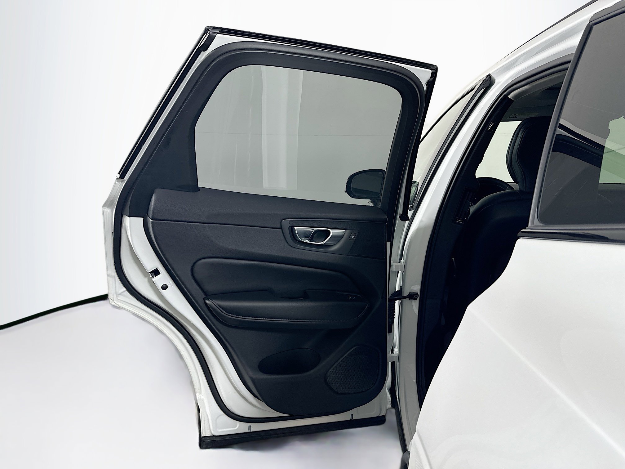 Used 2025 Volvo XC60 B5 Plus image 27