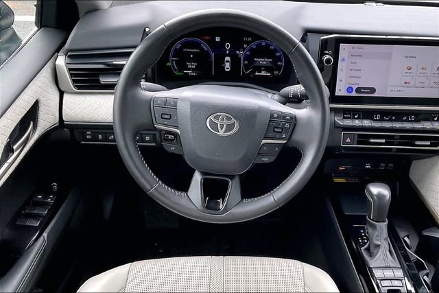 Used 2025 Toyota Camry XLE AWD/4WD image 5