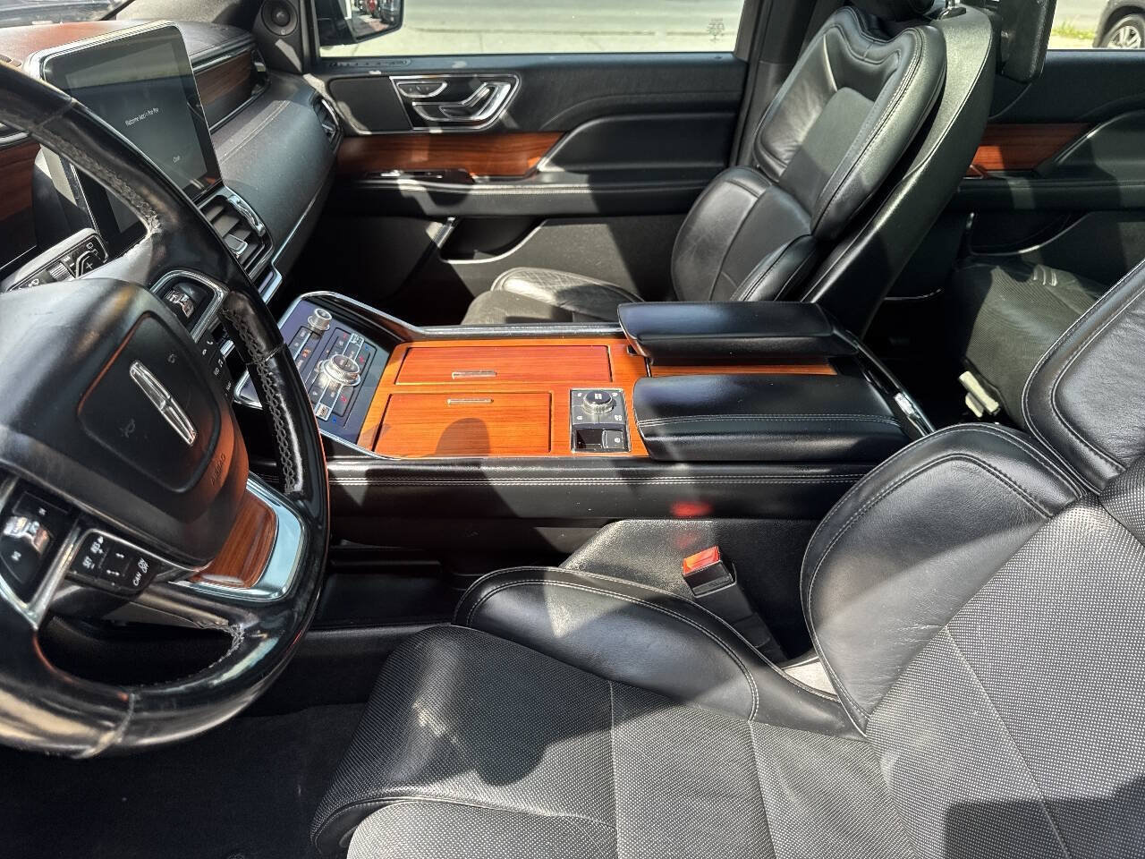 Used 2018 Lincoln Navigator Select w/ Technology Package AWD/4WD image 19