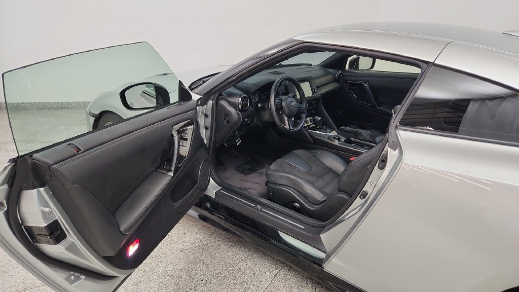 Used 2020 Nissan GT-R Premium AWD/4WD image 28