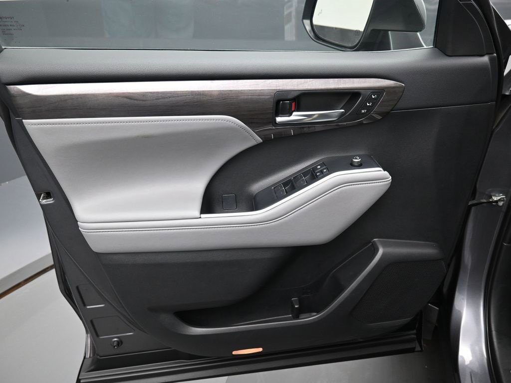Used 2022 Toyota Highlander Limited image 11