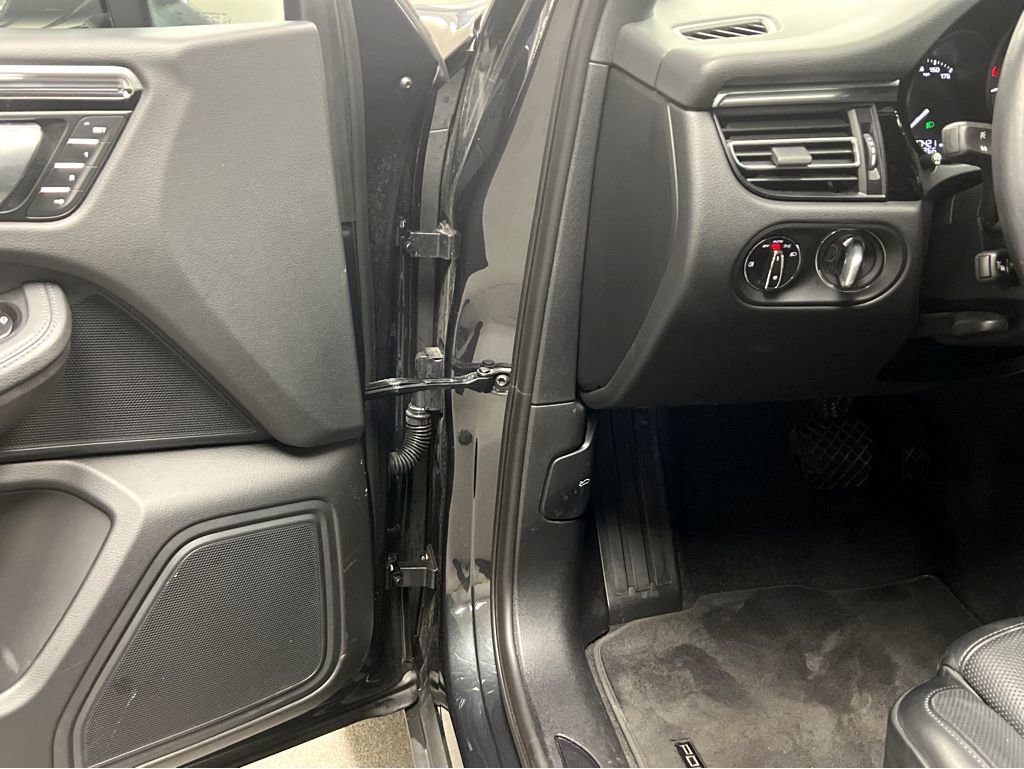 Used 2023 Porsche Macan image 42