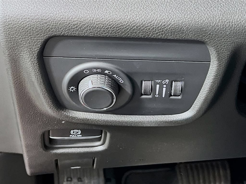 Used 2022 Jeep Grand Cherokee Altitude AWD/4WD image 9