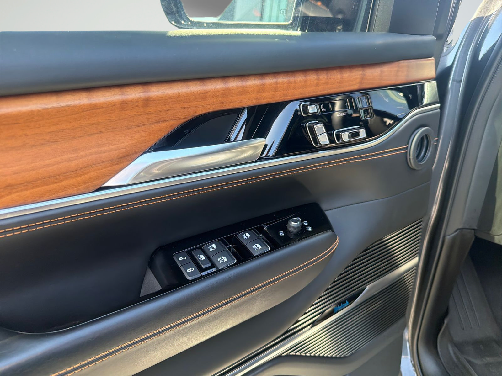 Used 2024 Jeep Grand Wagoneer Series III AWD/4WD image 15