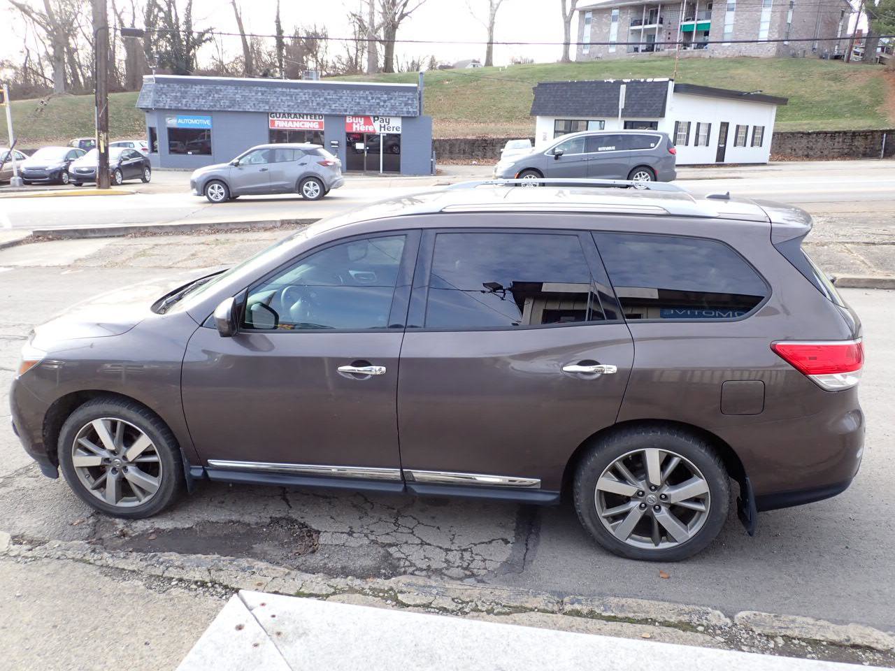 Used 2015 Nissan Pathfinder Platinum w/ Family Entertainment Package image 4