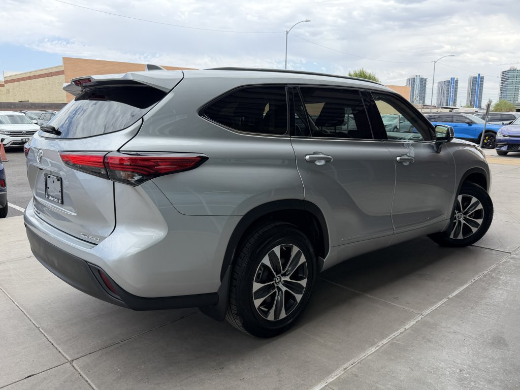 Used 2021 Toyota Highlander XLE AWD/4WD image 4