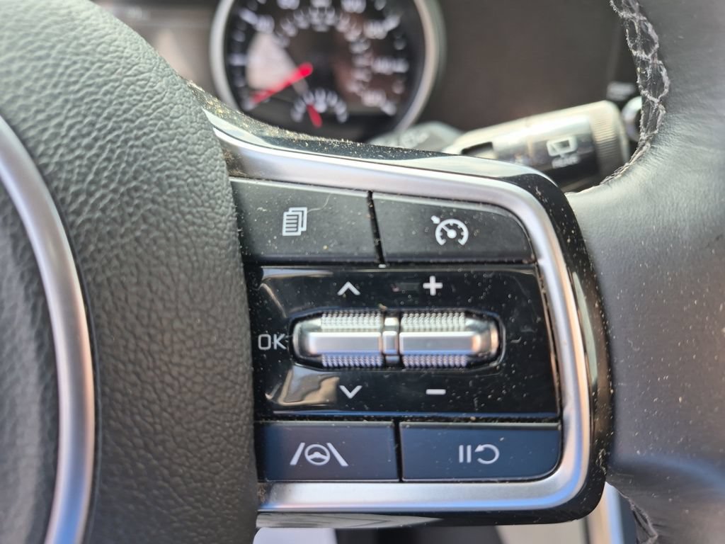 Used 2023 Kia Carnival LX FWD image 16