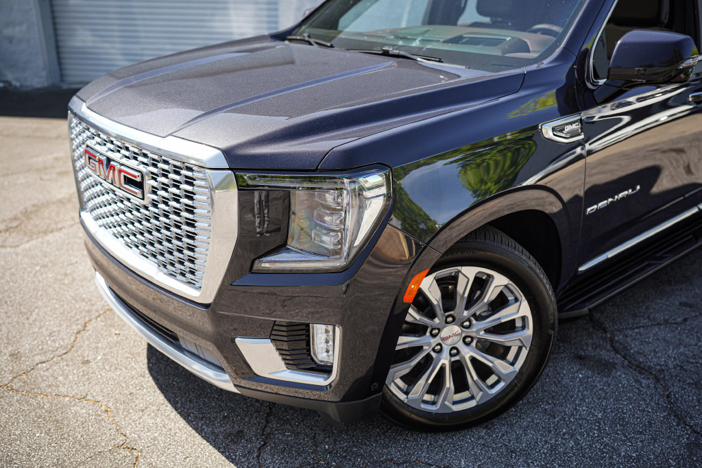 Used 2024 GMC Yukon Denali w/ Advanced Technology Package AWD/4WD image 2