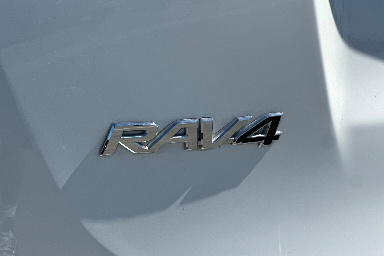 Used 2018 Toyota RAV4 LE w/ Carpet Mat Package AWD/4WD image 27