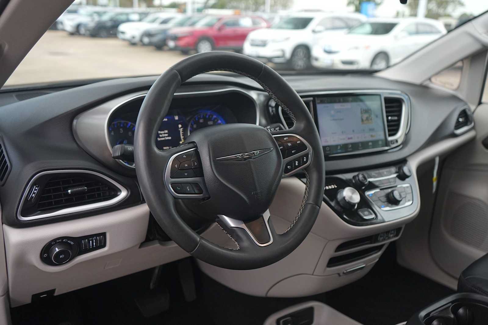 Used 2024 Chrysler Pacifica Touring-L FWD image 2