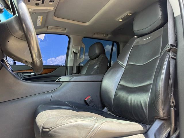 Used 2019 Cadillac Escalade Luxury AWD/4WD image 11