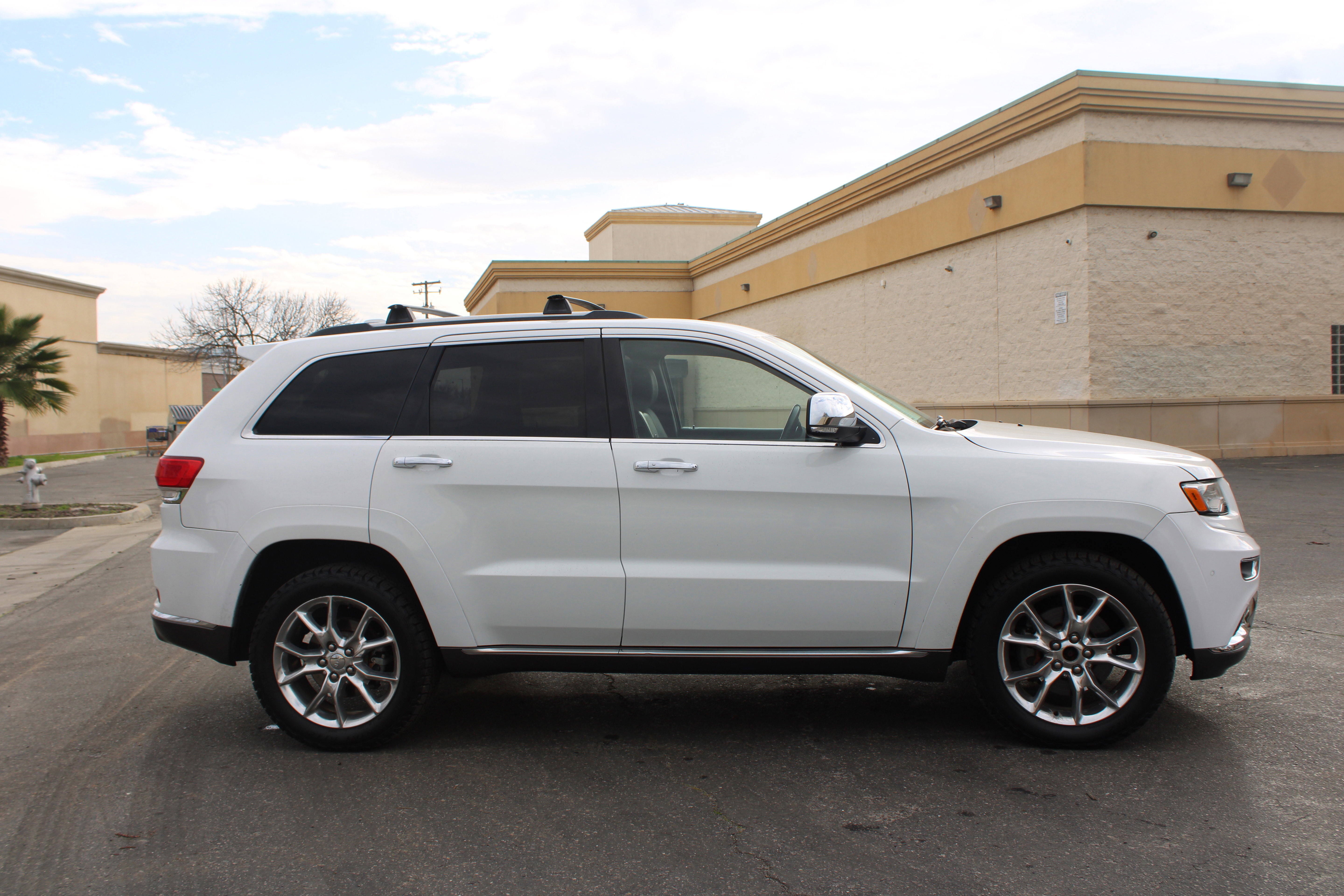 Used 2014 Jeep Grand Cherokee Summit AWD/4WD image 5