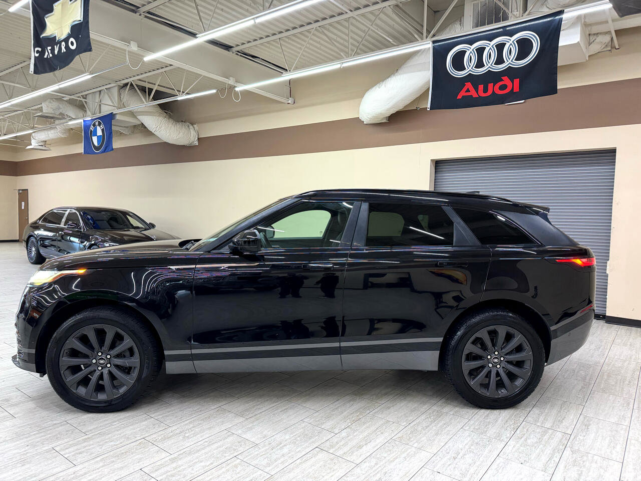 Used 2018 Land Rover Range Rover Velar R-Dynamic SE image 9