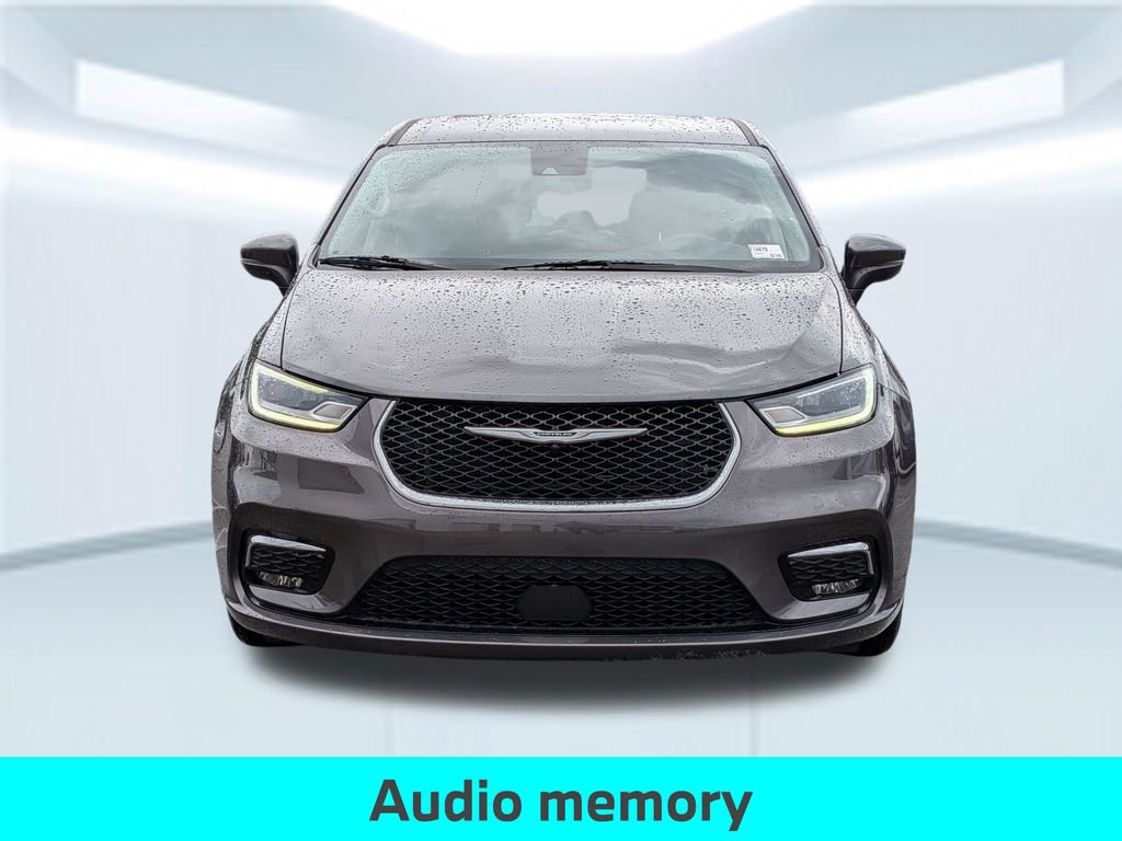 Used 2023 Chrysler Pacifica Touring-L FWD image 11
