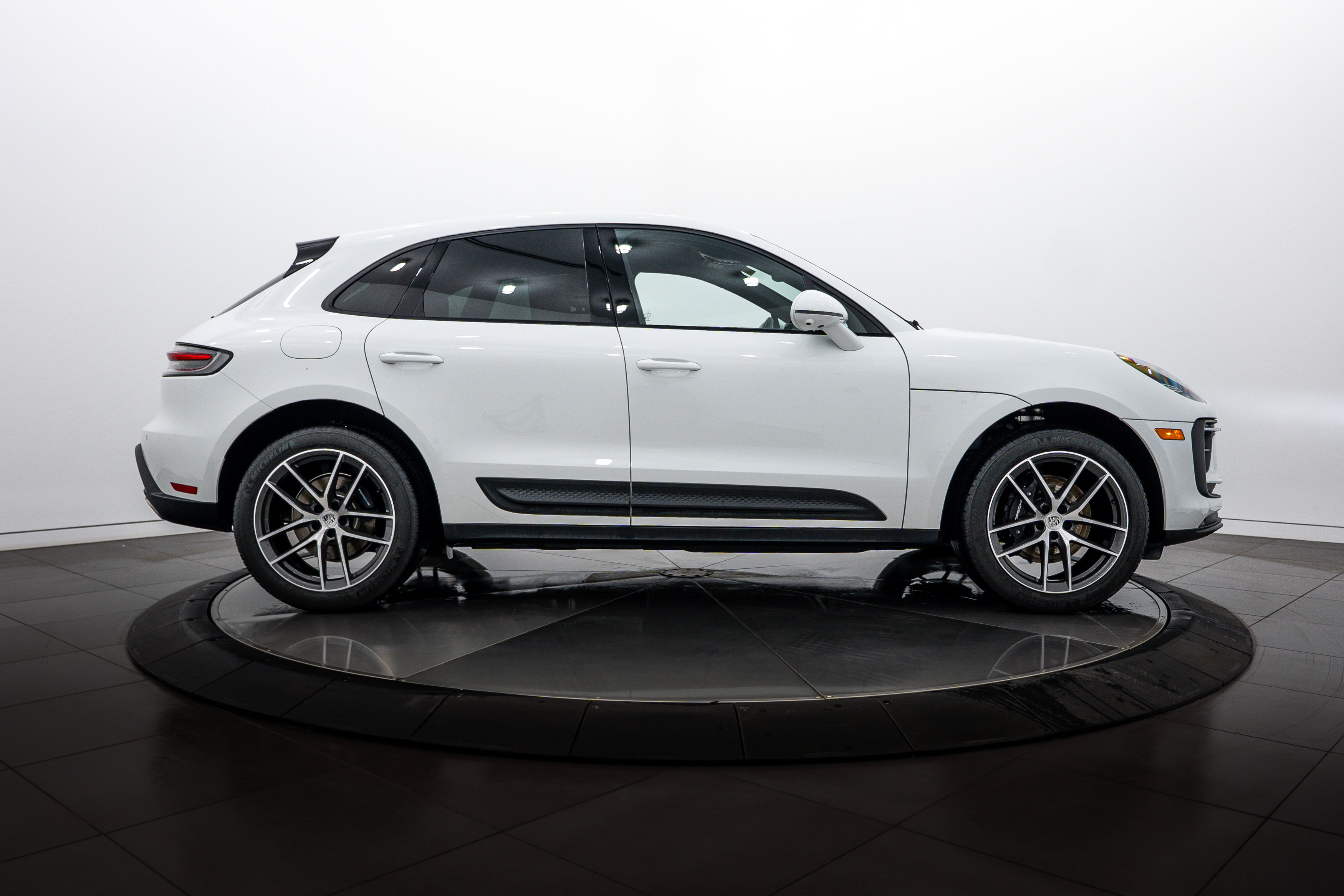 Certified 2025 Porsche Macan image 8