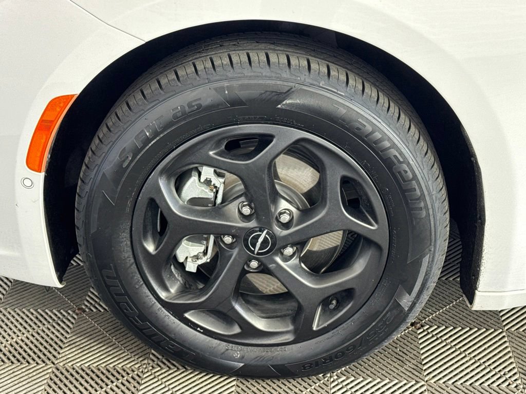 Certified 2024 Chrysler Pacifica Limited FWD image 41