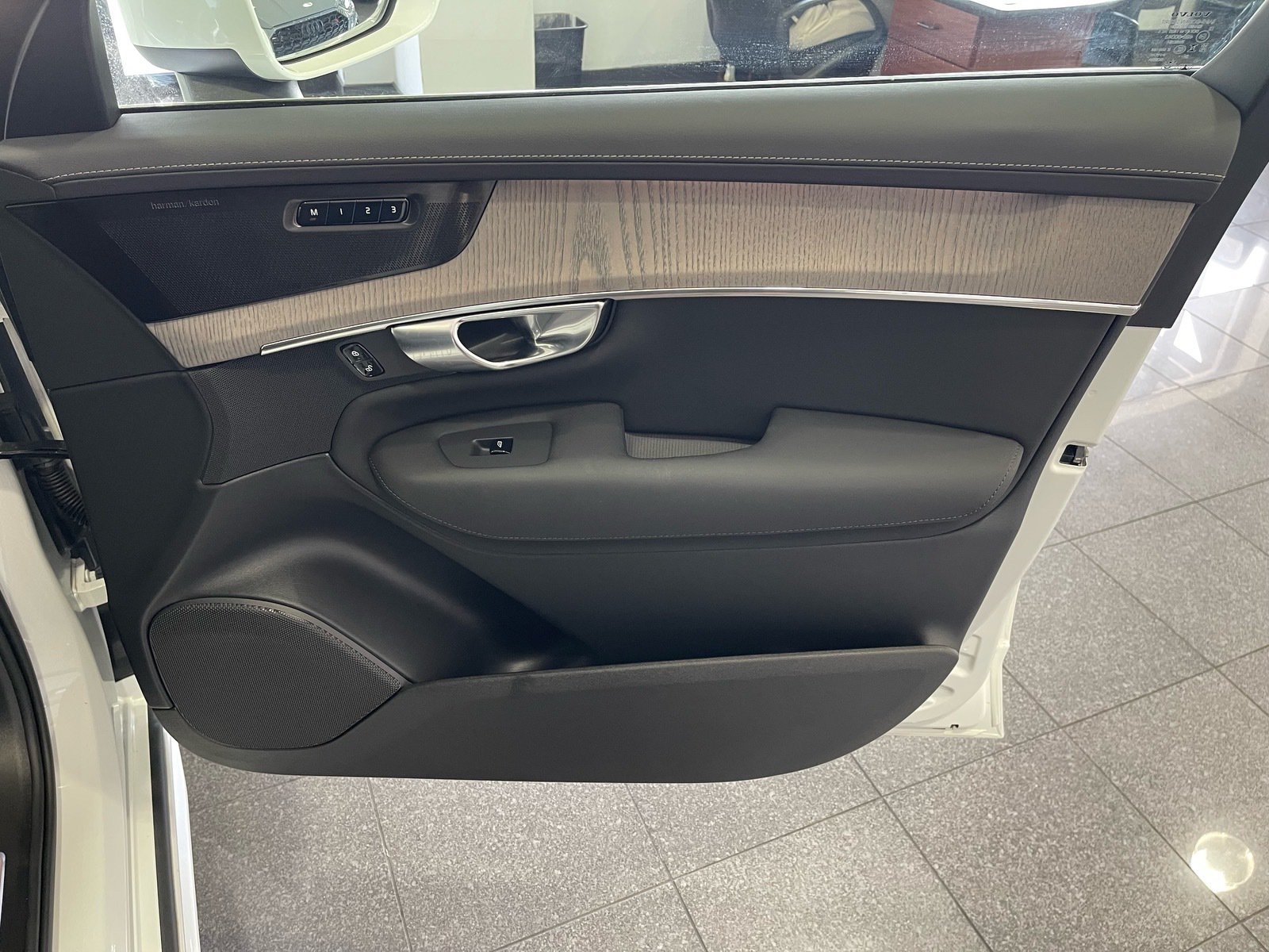 Used 2025 Volvo XC90 T8 Ultra w/ Protection Package Premier AWD/4WD image 38