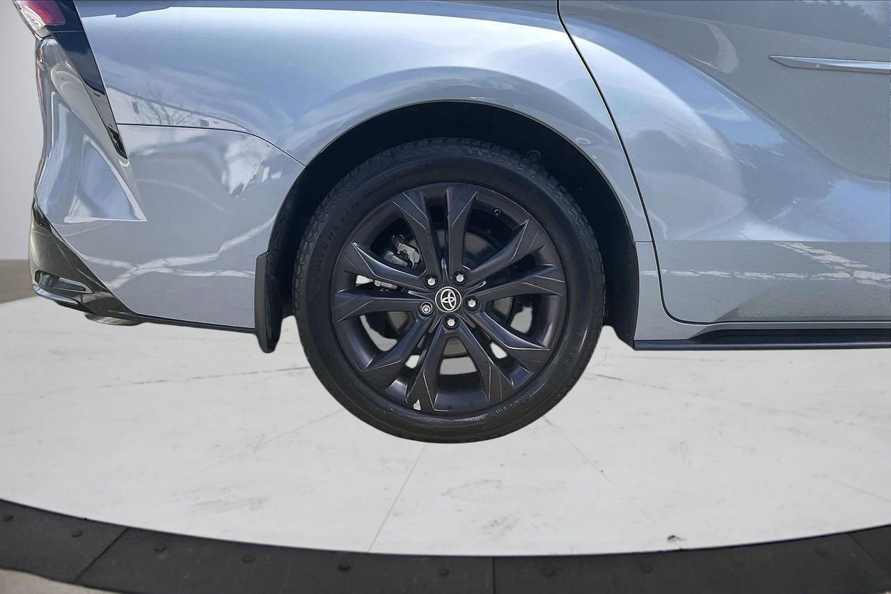 Used 2023 Toyota Sienna XSE image 38
