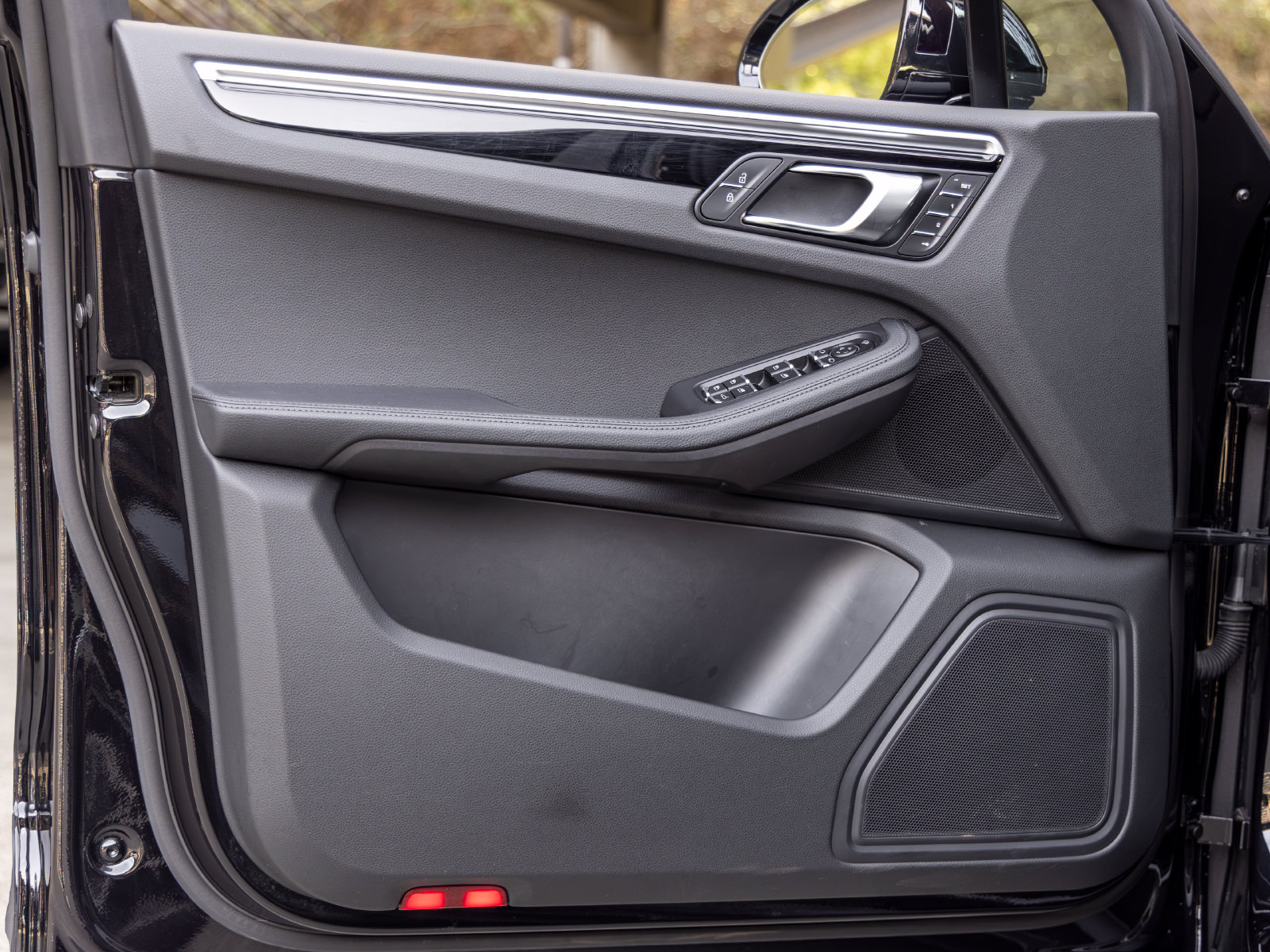 Certified 2023 Porsche Macan AWD/4WD image 24