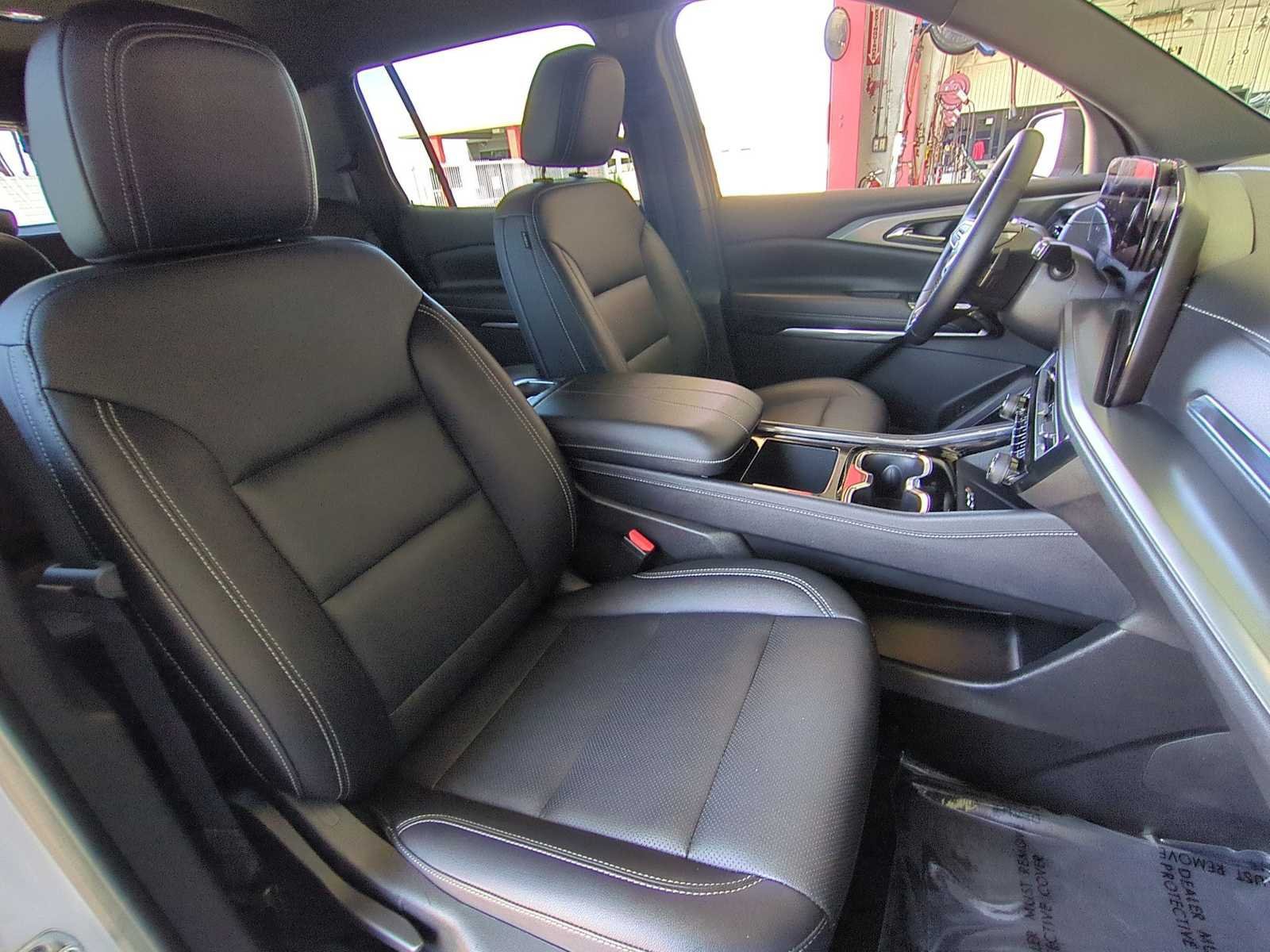 Used 2025 Chevrolet Traverse LT FWD image 27