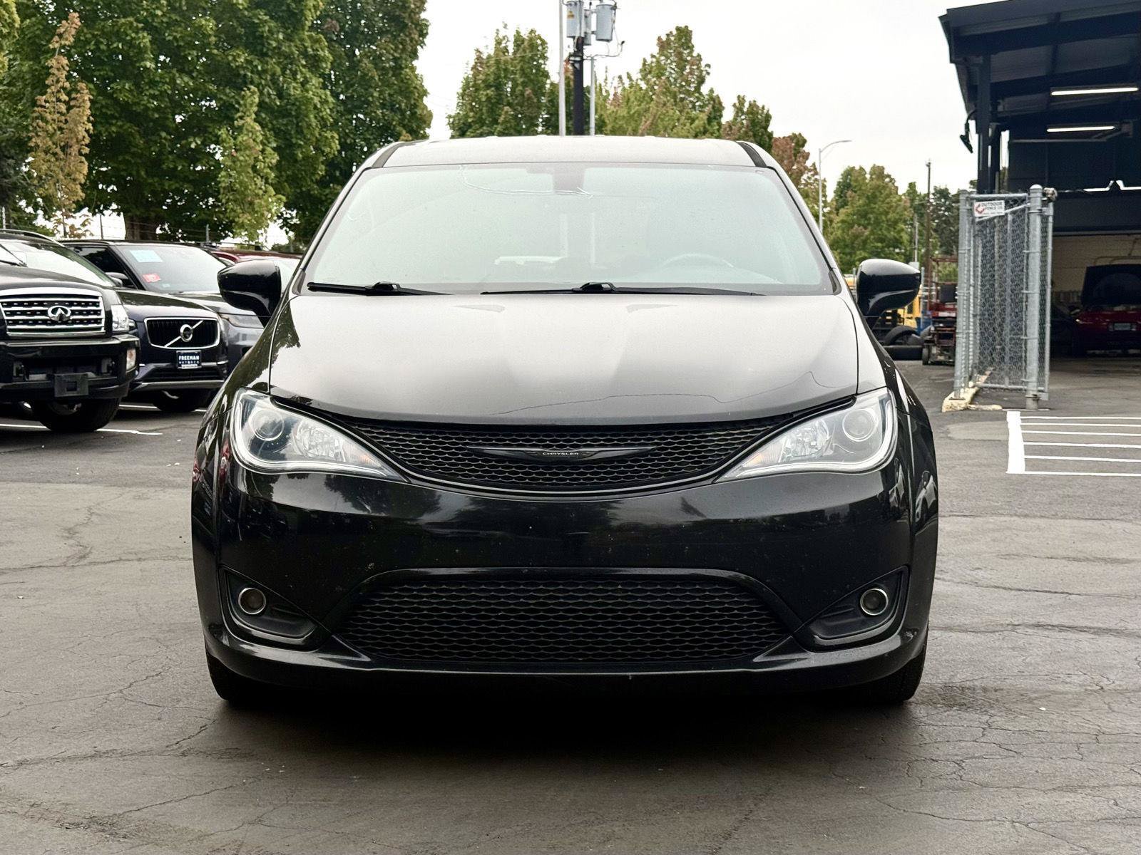 Used 2019 Chrysler Pacifica Touring Plus w/ S Appearance Package FWD image 3