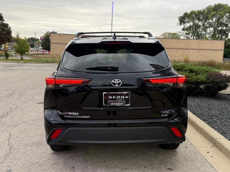 Used 2024 Toyota Highlander XLE image 4