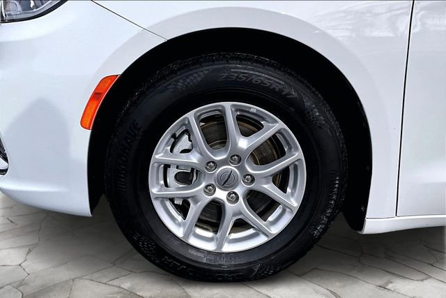 Used 2023 Chrysler Pacifica Touring-L FWD image 8