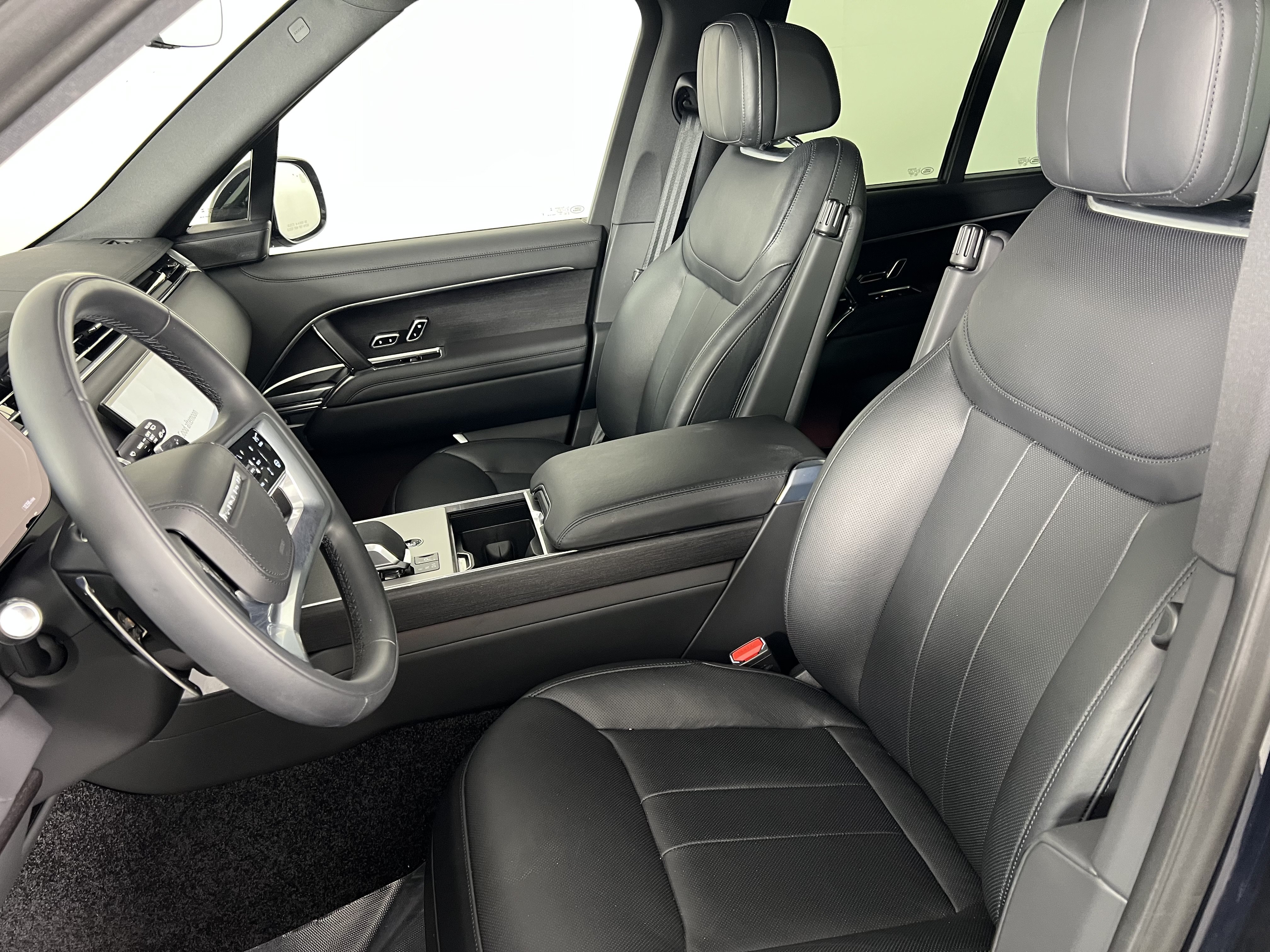 Used 2025 Land Rover Range Rover SE AWD/4WD image 15