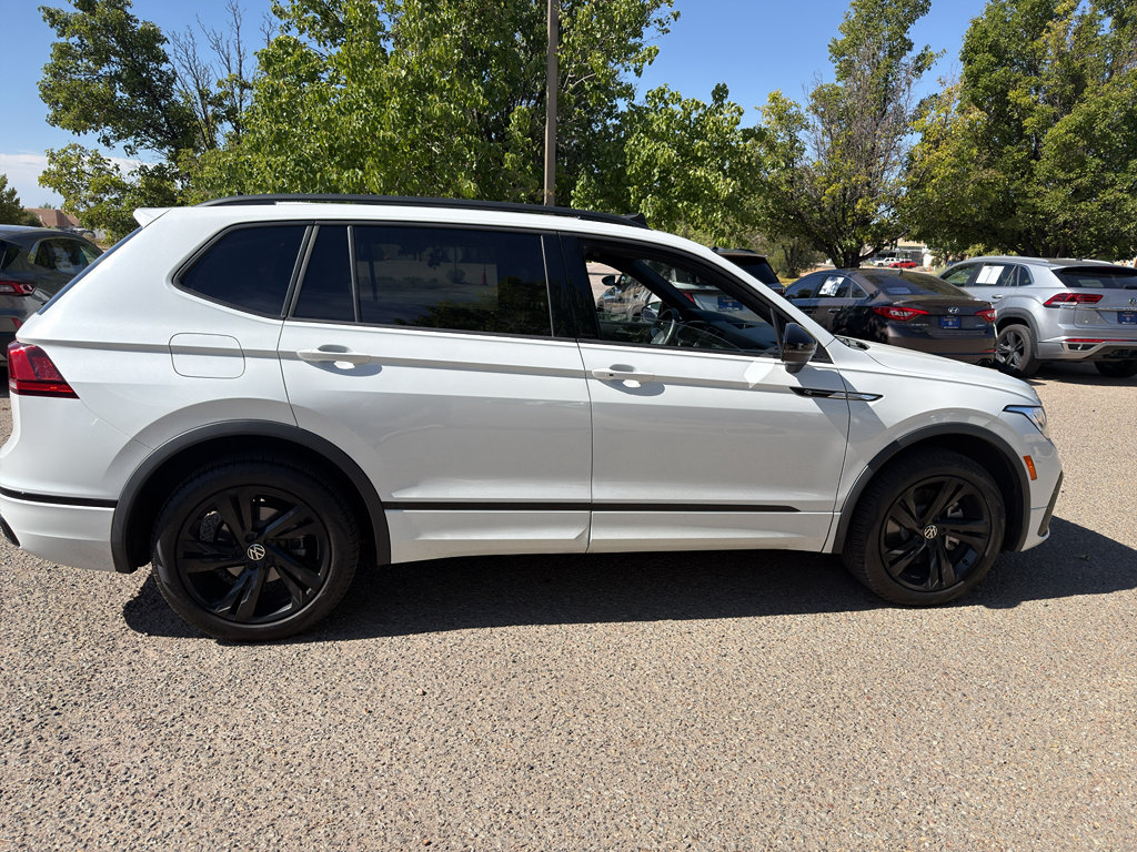 Used 2024 Volkswagen Tiguan SE R-Line w/ MDO Package, Two-Row AWD/4WD image 9