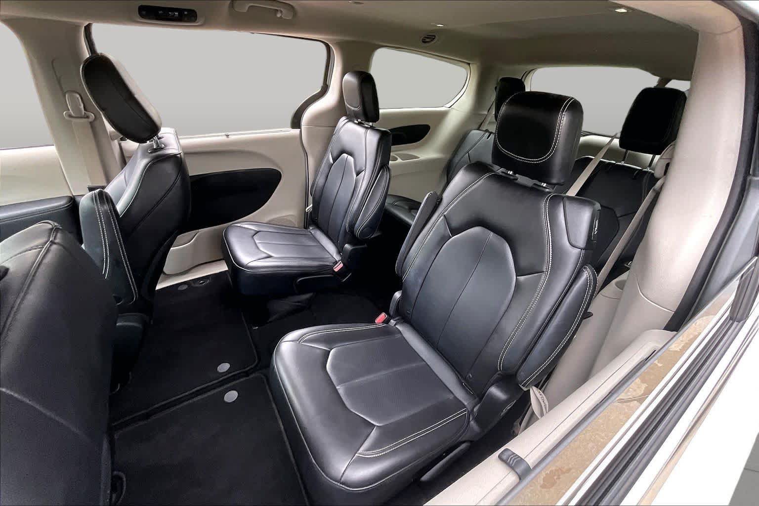 Used 2024 Chrysler Pacifica Touring-L FWD image 20