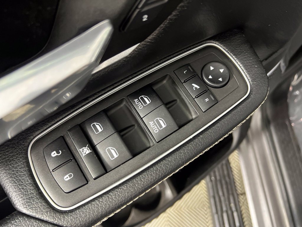Used 2023 RAM 1500 Laramie AWD/4WD image 18
