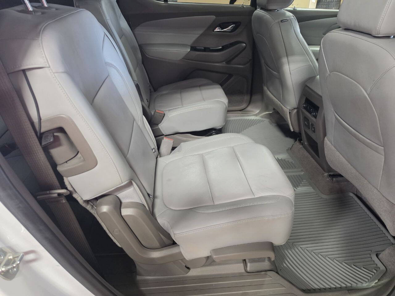 Used 2020 Chevrolet Traverse LT w/ LT Premium Package AWD/4WD image 17