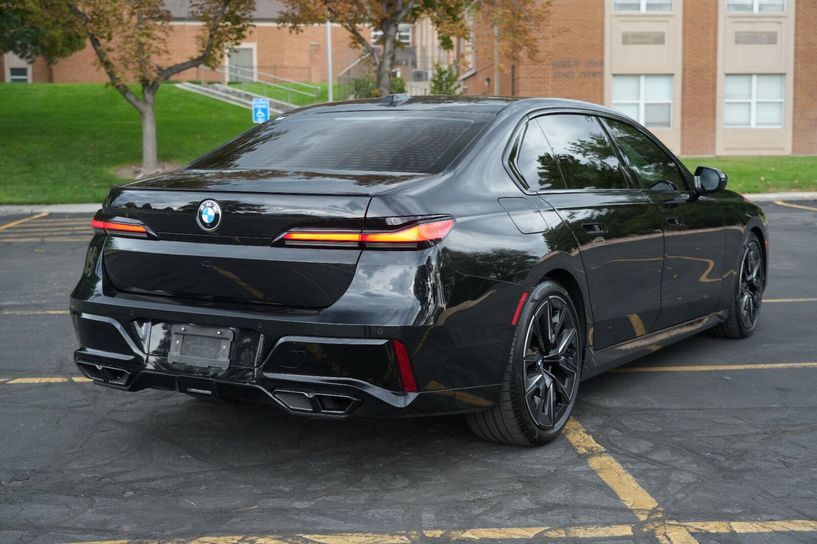 Used 2024 BMW 760i xDrive w/ Executive Package AWD/4WD image 5
