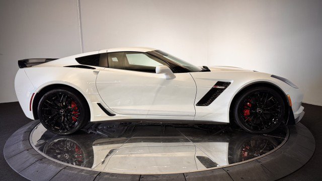 Used 2015 Chevrolet Corvette Z06 w/ 3LZ Preferred Equipment Group RWD image 30