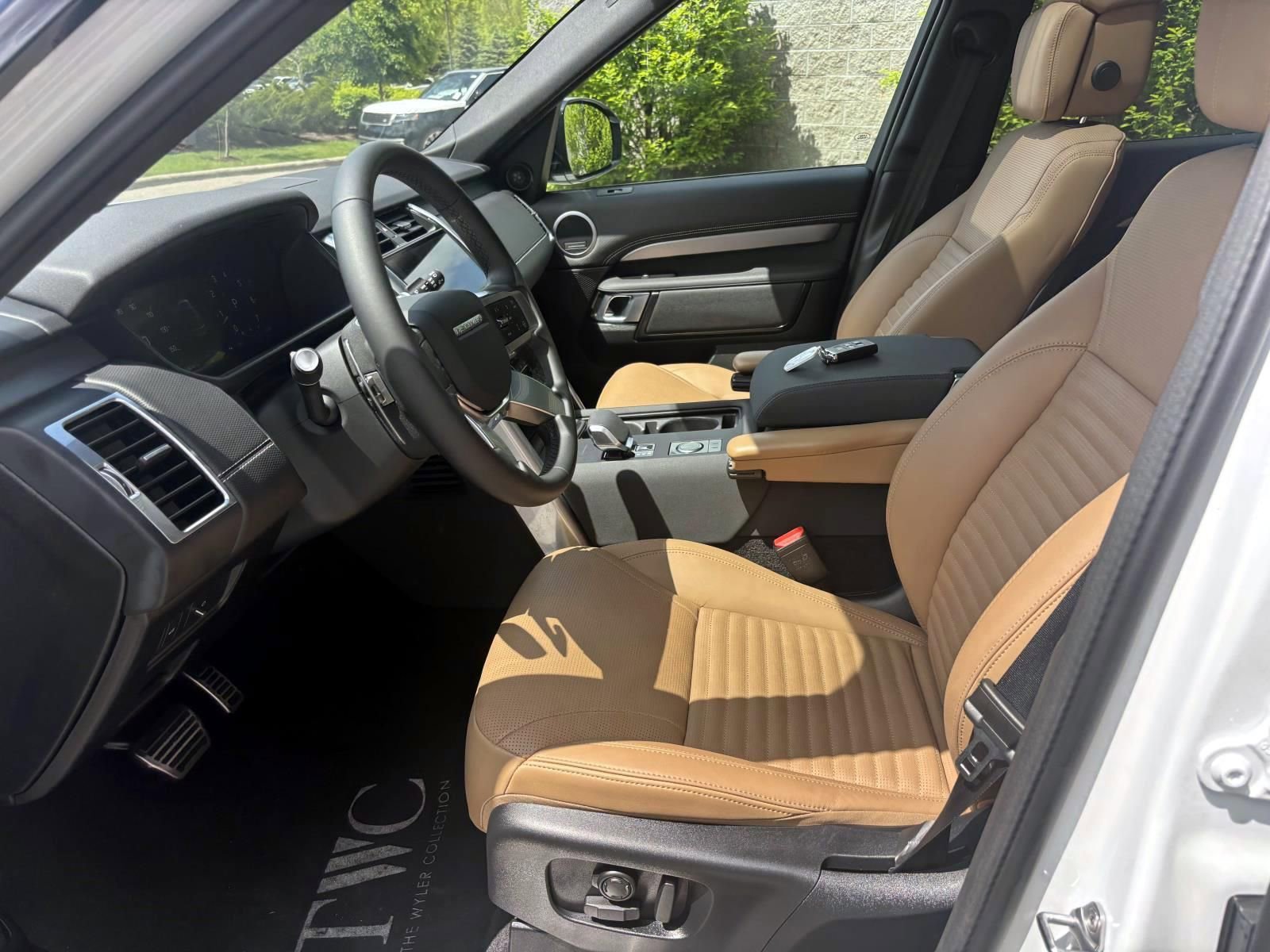 Used 2025 Land Rover Discovery Dynamic SE AWD/4WD image 10