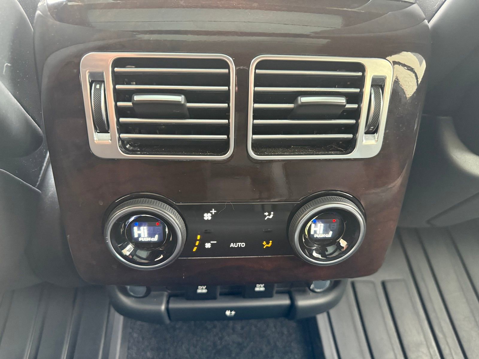 Used 2020 Land Rover Range Rover HSE image 19