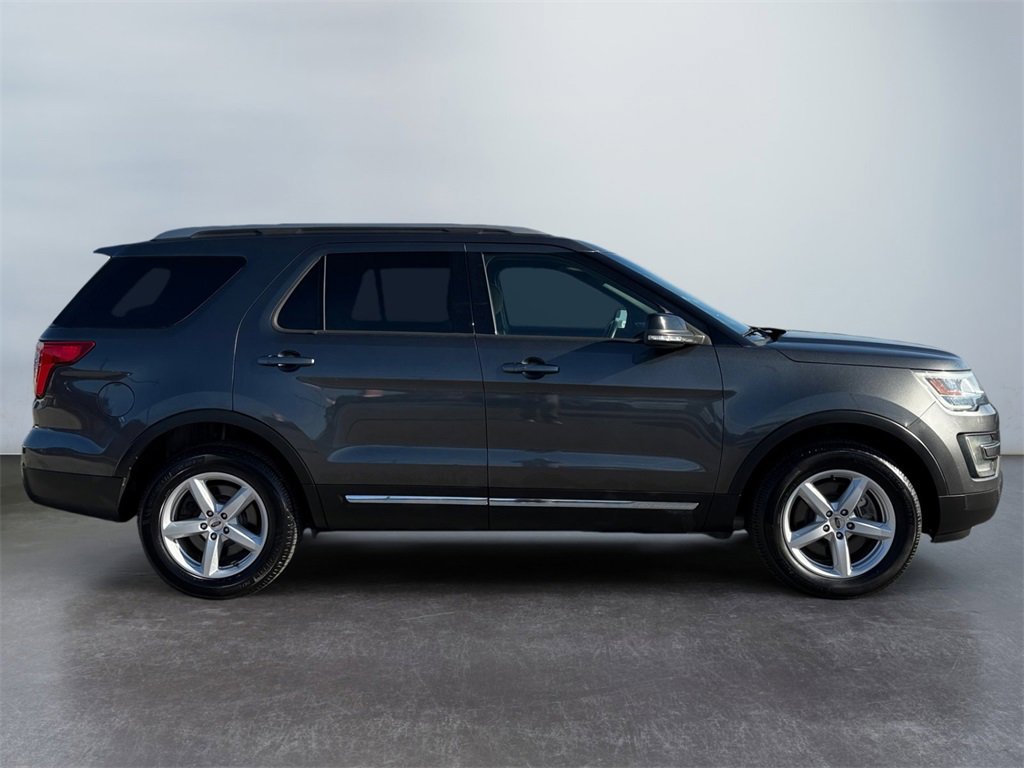 Used 2017 Ford Explorer XLT image 6