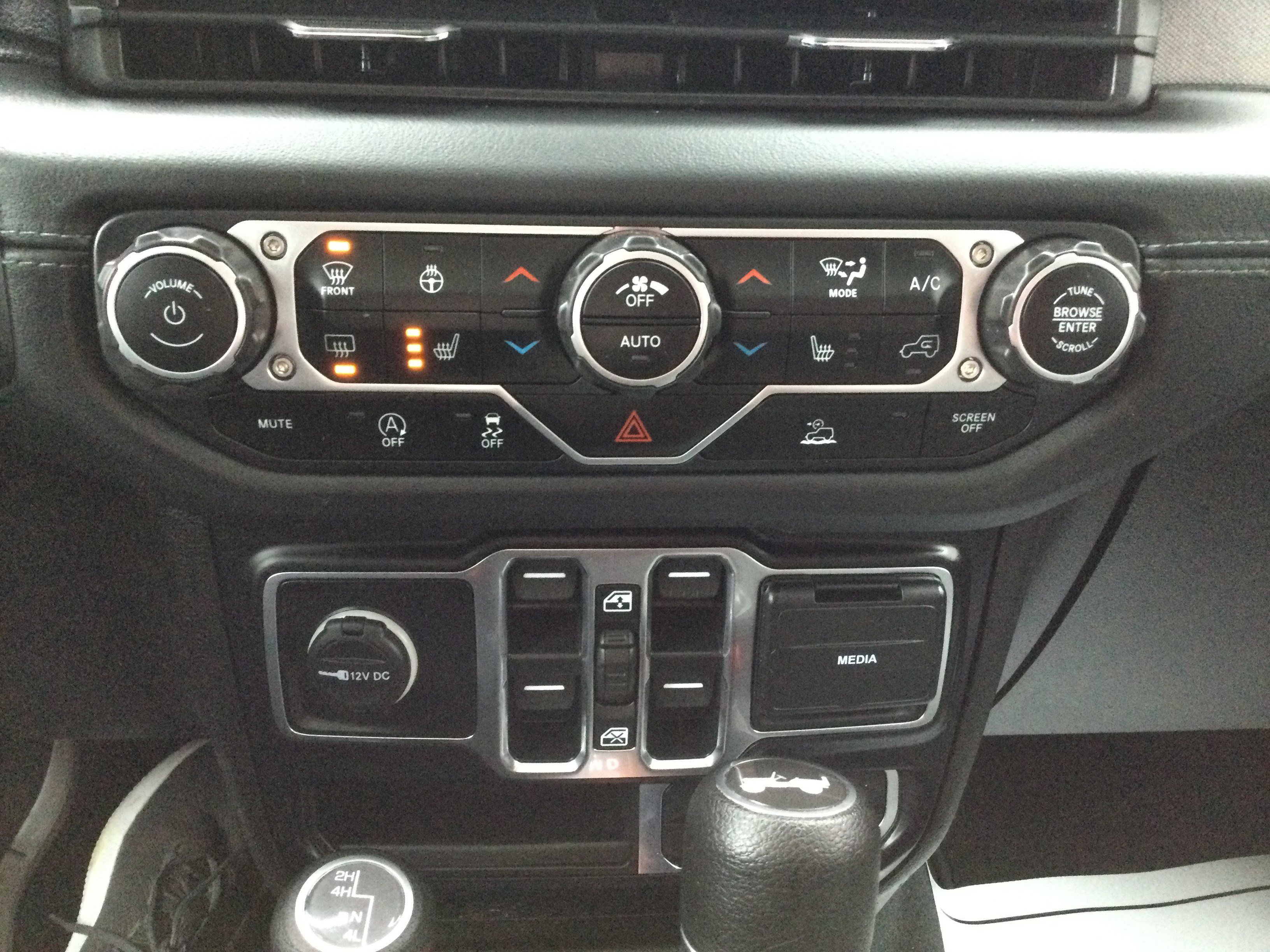 Used 2024 Jeep Wrangler Sahara image 12