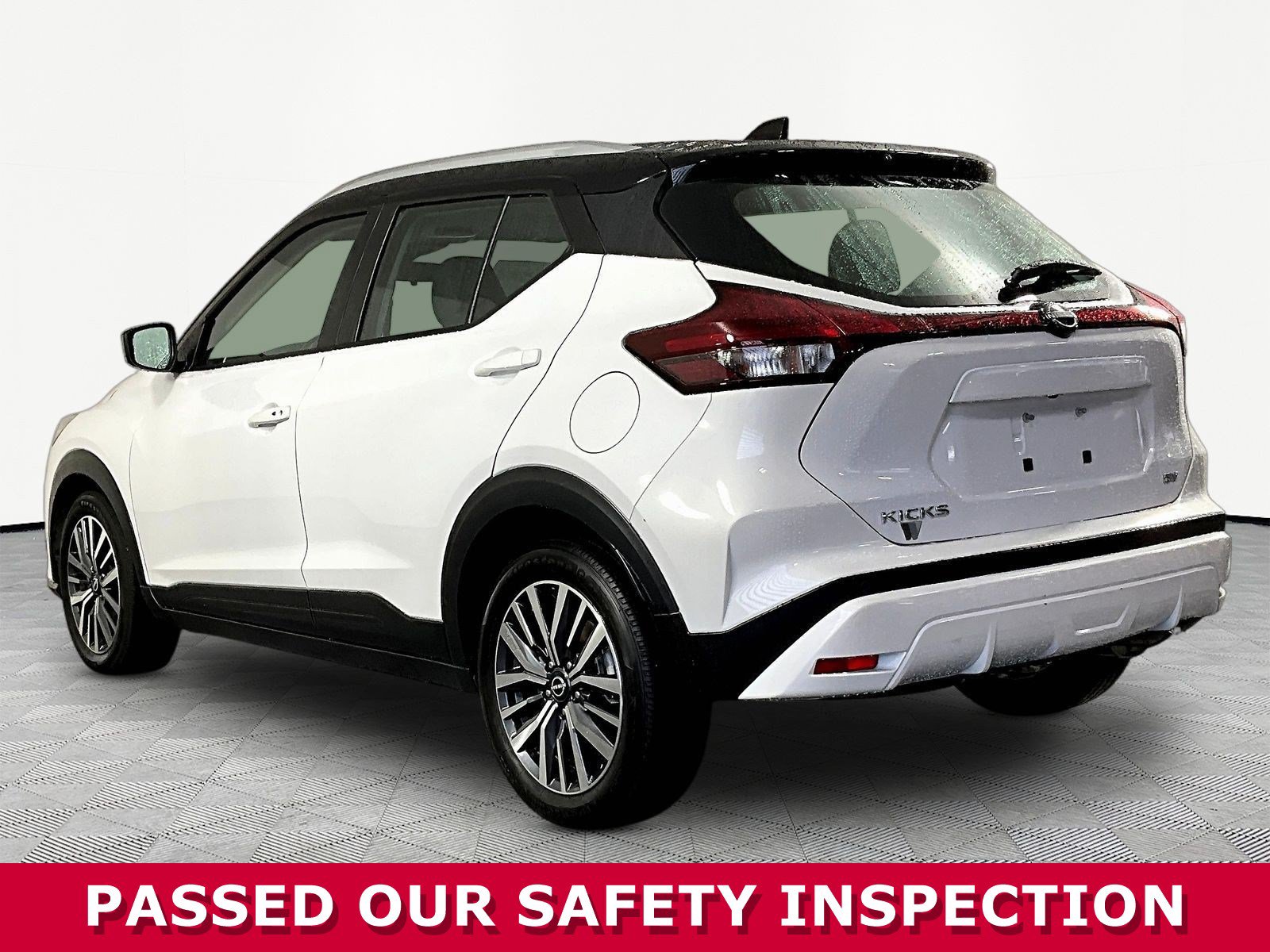 Used 2023 Nissan Kicks SV FWD image 4