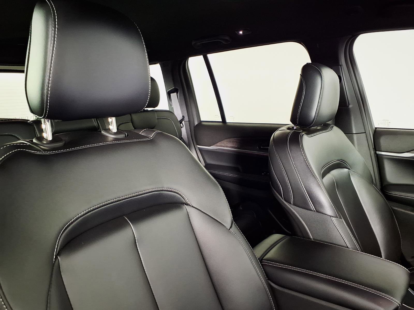 Used 2025 Jeep Grand Cherokee Limited w/ Black Appearance Package image 10