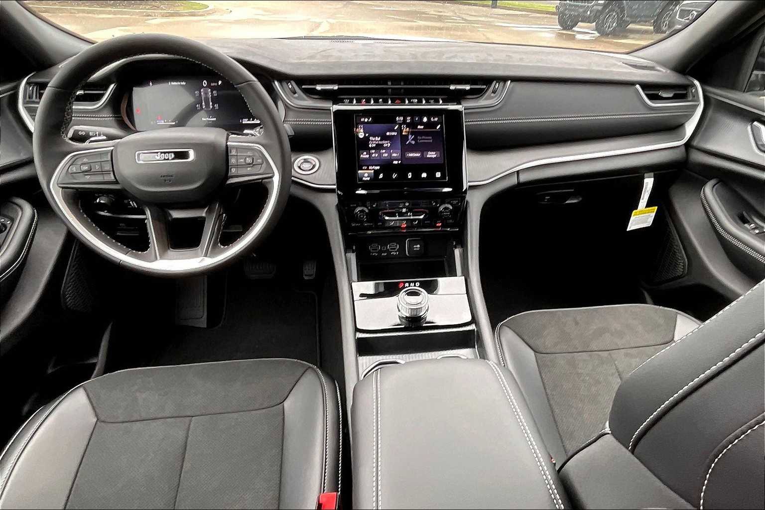 New 2025 Jeep Grand Cherokee Altitude image 5