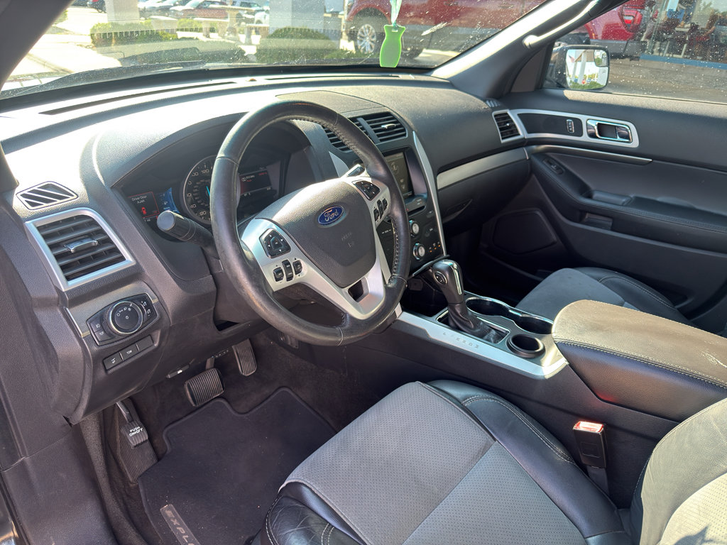 Used 2015 Ford Explorer XLT w/ Equipment Group 202A FWD image 11