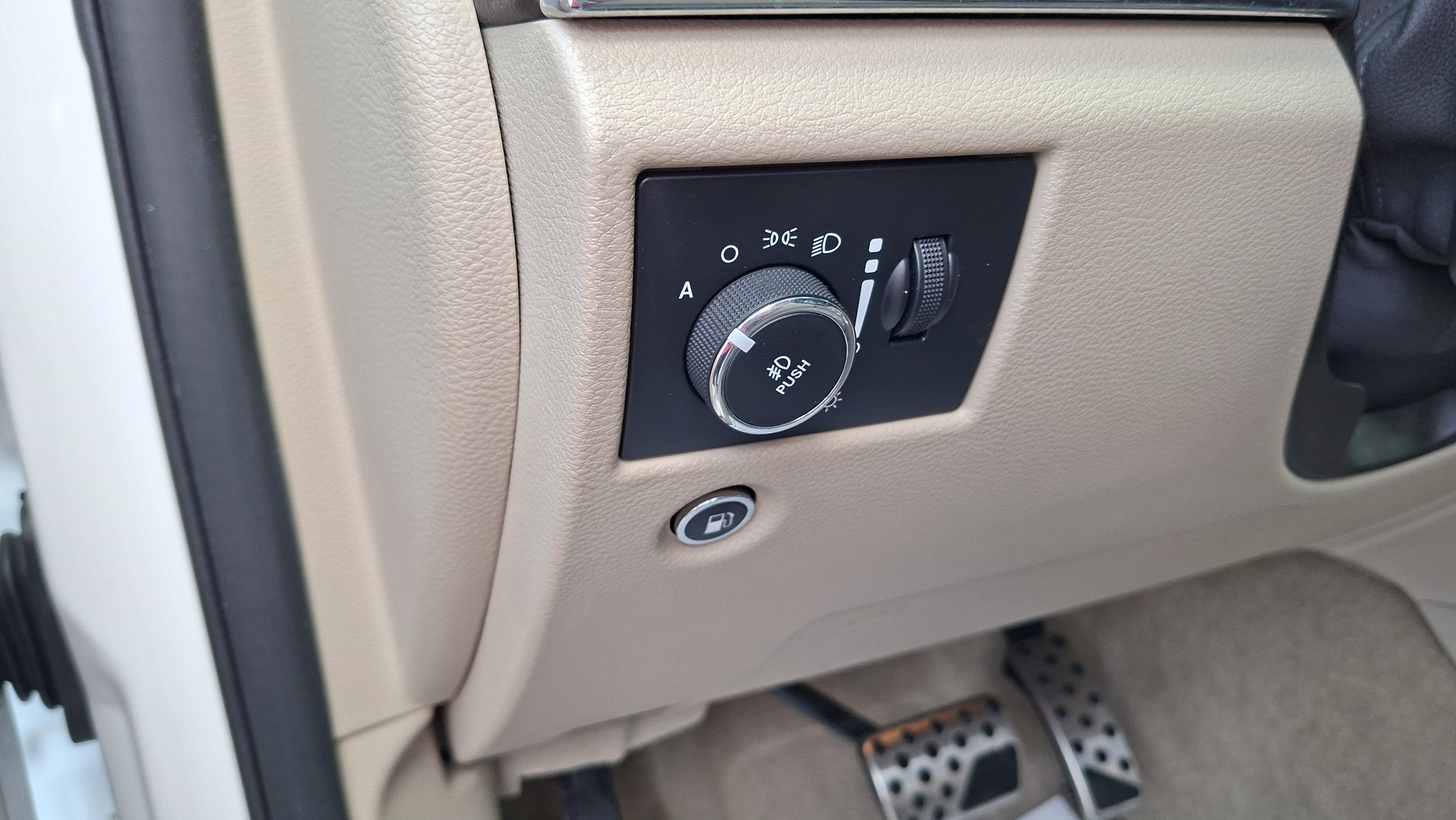 Used 2017 Jeep Grand Cherokee Overland w/ Jeep Active Safety Group image 10