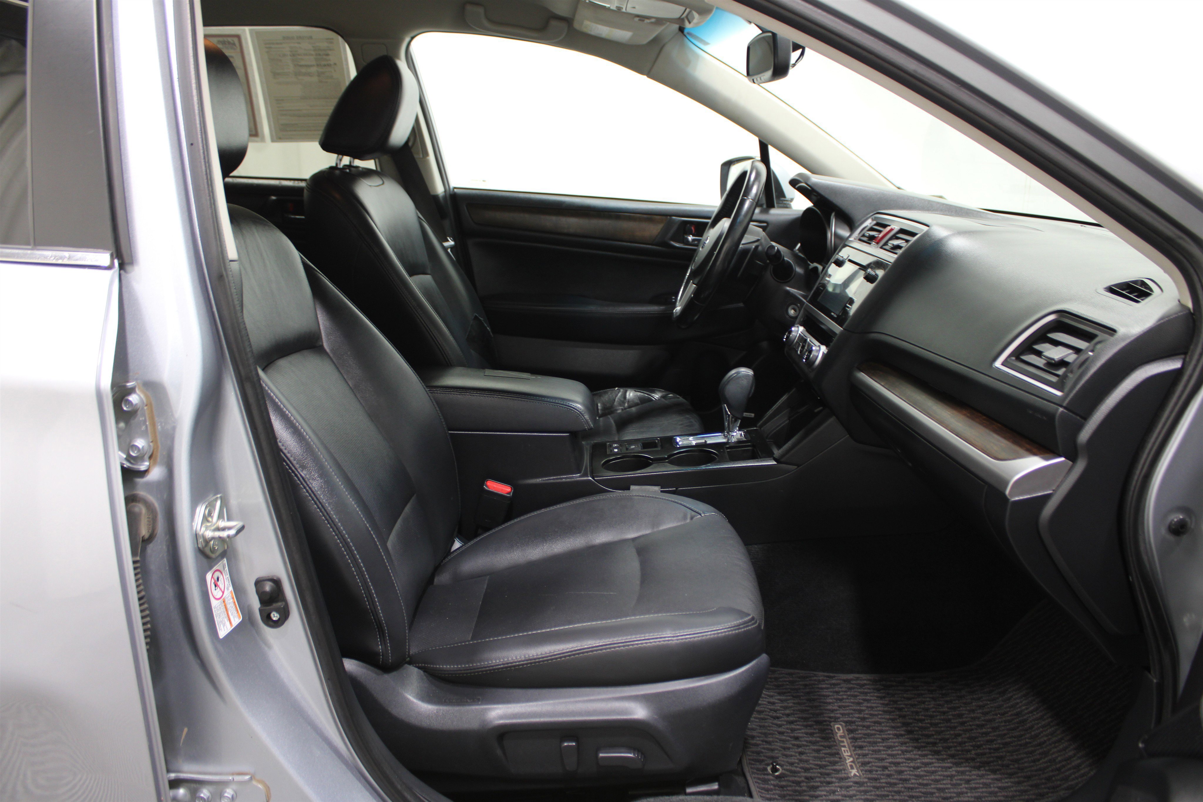 Used 2015 Subaru Outback 3.6R Limited w/ Popular Package #4 image 28