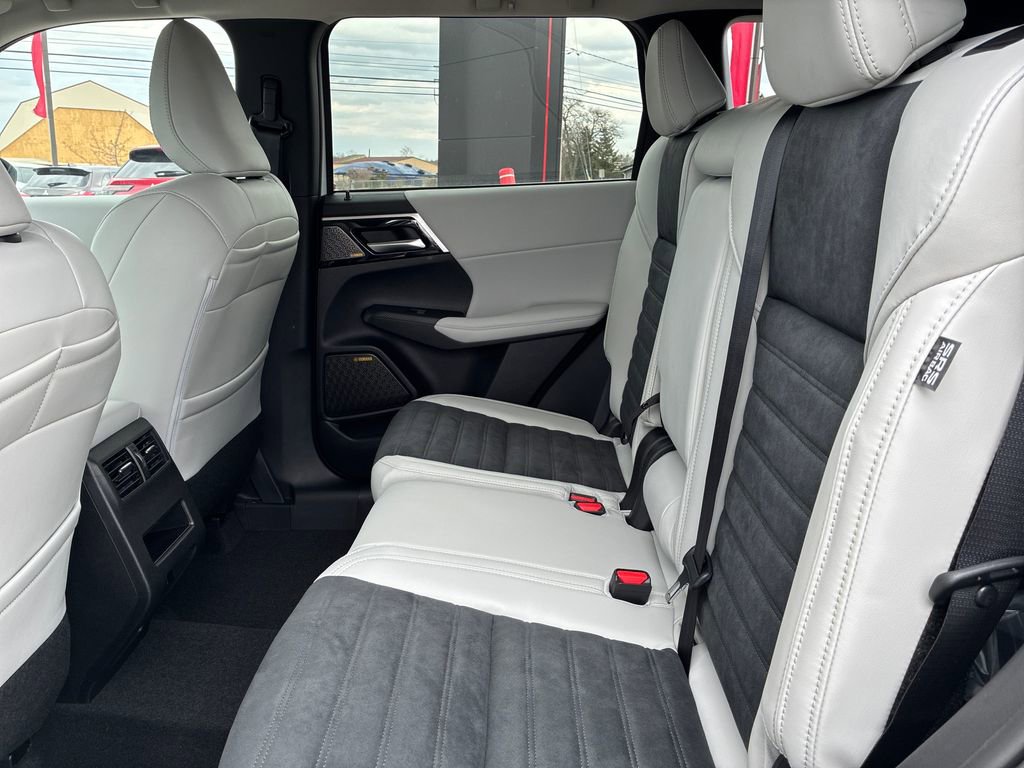 New 2026 Mitsubishi Outlander SE image 16