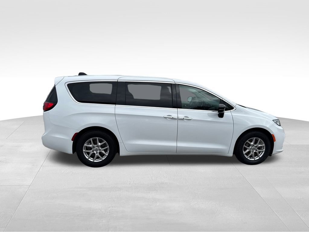 Used 2024 Chrysler Pacifica Touring-L image 7