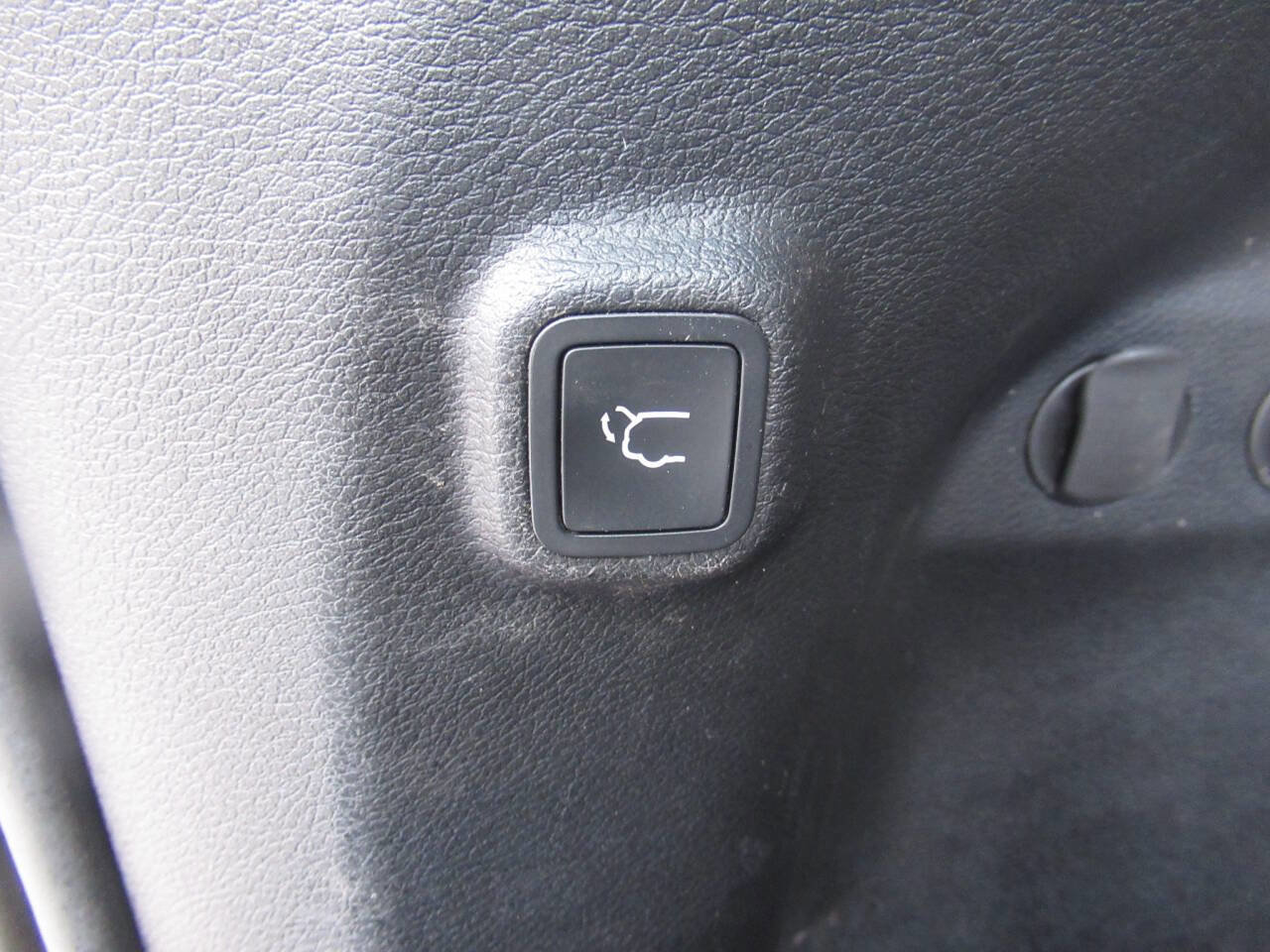 Used 2020 Jeep Cherokee Limited w/ Mopar Interior Package image 12