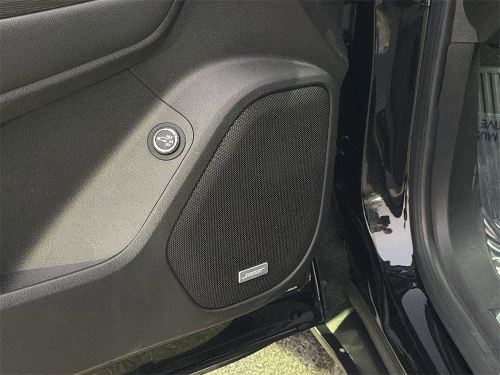 Used 2023 GMC Acadia SLT w/ Elevation Edition image 18